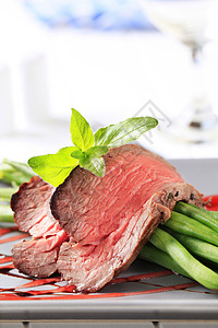 烤牛肉和豆子串腰部横截面灰色辣酱牛肉蔬菜午餐营养料理美食图片