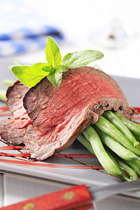 烤牛肉和豆子串红色蔬菜营养午餐季豆食物腰部鱼片料理盘子图片