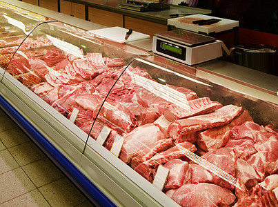 在一家肉店挑选肉类图片