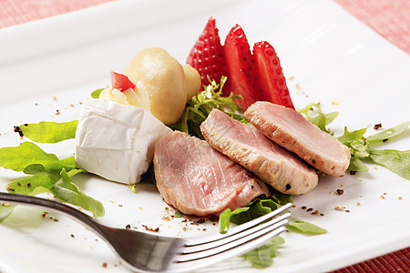 卡通草莓猪排食物伴奏美食沙拉午餐鱼片主菜腰部猪肉料理背景