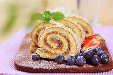 瑞士卷白色甜点蛋糕糖果水果横截面食物奶油图片