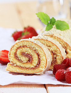 瑞士卷食物甜点水果横截面糖果奶油蛋糕库存白色覆盆子图片