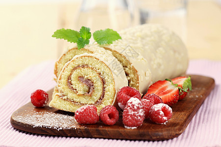 瑞士卷食物奶油白色蛋糕水果糖果覆盆子甜点横截面图片
