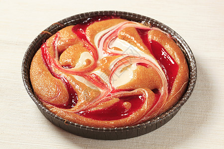 草莓海绵蛋糕水果红色糖浆奶油甜点白色餐巾圆形早餐蛋糕图片