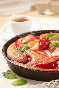 奶酪和草莓海绵蛋糕圆形食物早餐甜点静物库存糖浆杯子水果奶油图片