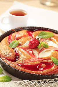 奶酪和草莓海绵蛋糕平底锅圆形蛋糕糖浆甜点奶油早餐水果杯子食物图片