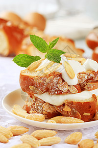 甜面包酵母早餐发酵杏仁食物酸奶沙拉奶油小吃面包背景图片