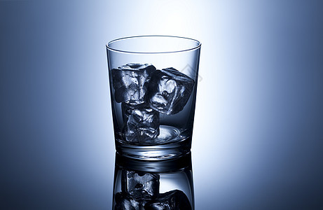 玻璃和冰块 威士忌杯器皿酒吧饮料黑色反光烈酒立方体液体岩石白色图片