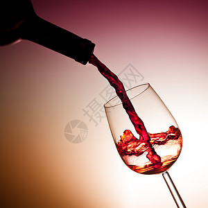 红酒喷洒玫瑰酒厂运动行动饮料喷出玻璃高脚杯酒精派对图片