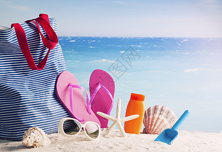夏季背景 游泳和日光浴的海滩附件面具旅行人字海洋呼吸管闲暇享受泳装贝壳天空图片