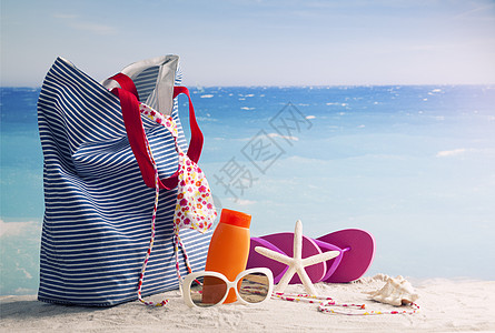 夏季背景 游泳和日光浴的海滩附件旅游防晒霜浮潜支撑娱乐套装面具毛巾热带潜水员图片