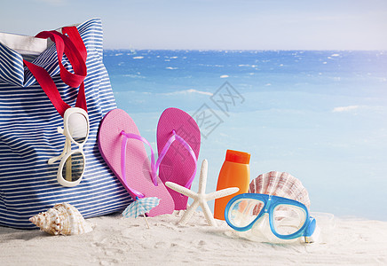 夏季背景 游泳和日光浴的海滩附件蓝色毛巾呼吸管人字温泉海滨比基尼海星贝壳支撑图片