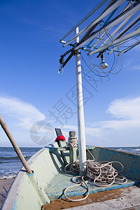 渔船海洋破坏碰撞运输天空蓝色黄色海岸海滩钓鱼图片