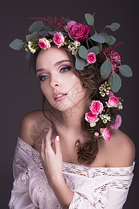 美丽的女孩头顶上一束鲜花推介会嘴唇肖像花朵丁香粉色画框眼神样子工艺品图片