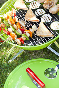 烤肉在烤锅上烧烤 夏日野餐肉质红色花园洋葱食物玉米木炭胡椒烹饪蔬菜图片