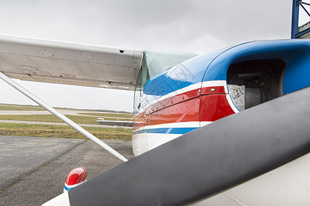 Cessna 172平面的一部分座舱飞机航班尾巴机身航展坡道场地修剪拖拉机图片