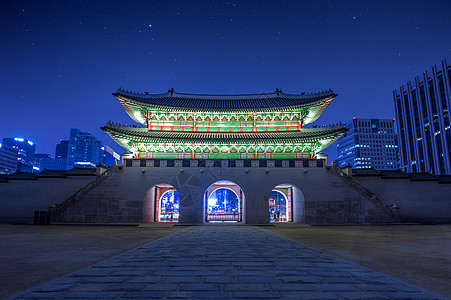 宫 晚上在南朝鲜汉城历史堡垒道路网关历史性皇家城市地标城堡图片