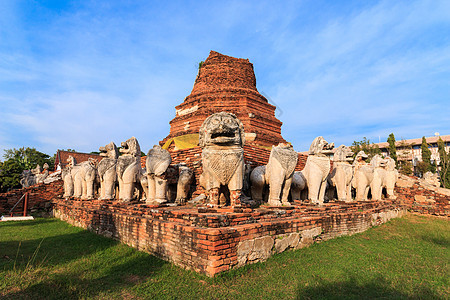 由狮子雕像Cambodia风格包围的古董斯塔帕岩石建筑学旅行崇拜佛教徒天空建筑宗教石头宝塔图片