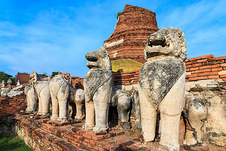 由狮子雕像Cambodia风格包围的古董斯塔帕寺庙佛教徒废墟建筑学文化历史建筑历史性崇拜佛塔图片