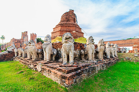 在泰国阿尤塔亚的Thammikarat寺庙 由狮子雕像Cambodia风格环绕着古董斯塔帕石头天空宗教历史性佛教徒废墟岩石崇拜精图片