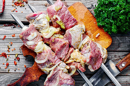 新鲜鲑鱼肉桌子胡椒野餐食物蔬菜牛肉红色洋葱美食木板图片