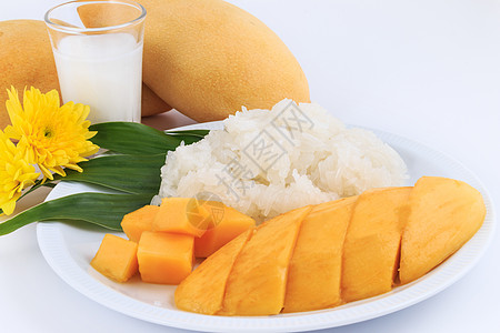 和芒果一起吃泰式甜米 泰国风格的热带甜点奶油牛奶营养叶子季节食物坚果街道文化水果背景图片