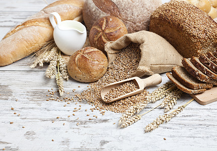早餐 面包面包 各种小麦耳食面包和草纸牛奶产品玉米蜂蜜作品木头大麦烹饪烘烤纤维图片