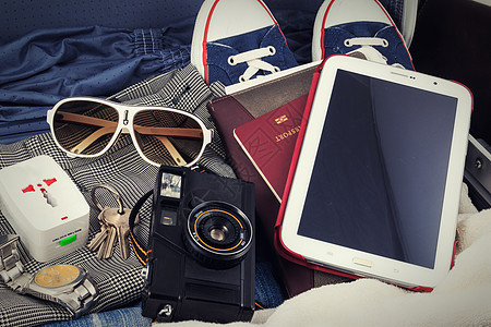 准备旅行 旅行 旅行假期 旅游模拟特写 您可以放置文本或信息的空白空间 顶视图护照插头硬币笔记本眼镜运动鞋罗盘相机木头笔记图片