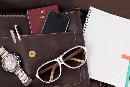 准备旅行 旅行 旅行假期 旅游模拟特写 您可以放置文本或信息的空白空间 顶视图木头眼镜太阳镜罗盘护照电影硬币插头摄影照片图片
