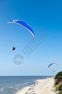 以海费计的滑翔跳伞旅行爱好自由活动运动员海滨冒险天空闲暇图片