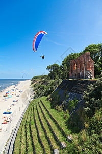 以海费计的滑翔冒险旅行降落伞闲暇海岸线跳伞天空爱好段落蓝色图片
