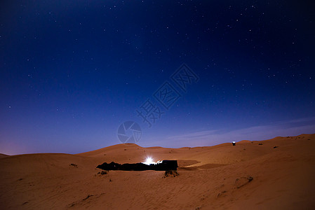 夜间在摩洛哥沙丘上空的夜星骆驼异国荒野绿洲旅行沙漠天空运输寂寞晴天图片