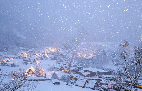 白川地轻雪降雪房子游客合掌建筑地标文化旅游场景照明建筑学图片