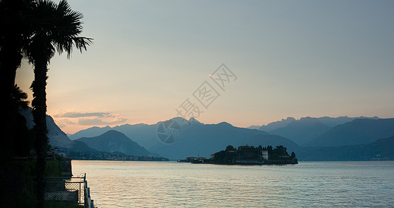 意大利湖日落浪漫主义者旅行旅游假期山脉天空图片