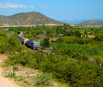 火车 运输 铁路 越南绿化丛林波浪栏杆绿色交通后勤全景铁轨商品图片