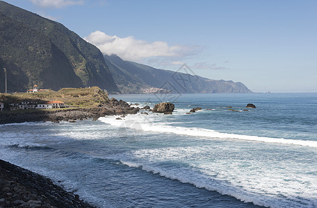 靠近的马西拉岛村庄海浪丘陵岩石旅游白色地形旅行海岸线绿色图片