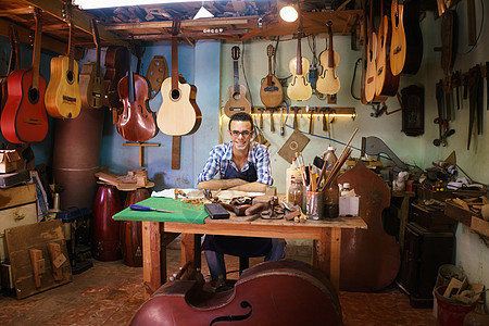 吉他商店在C区微笑的 欢乐阿蒂桑Lute Maker 肖像图片