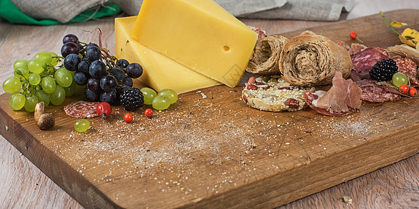 餐桌上的食物收成水果美食木板野餐小吃产品木头桌子面包图片