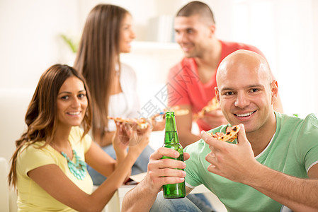 年轻人吃比萨饼夫妻男生女性享受啤酒娱乐乐趣女孩们啤酒瓶派对图片