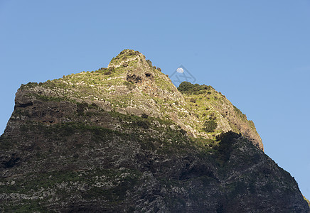 马德拉岛的山峰蓝色绿色棕色岩石山脉植物天空荒野图片