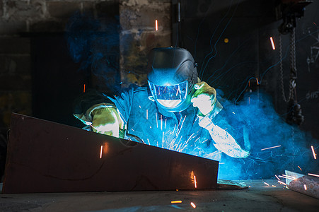 工人焊接金属建造商业焊机工作作坊工匠劳动者技术力量男人图片