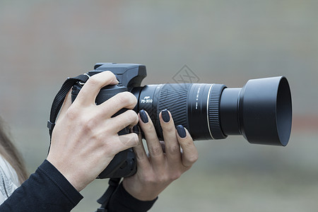 a 女孩和相机美甲女性城市指甲运动镜片娱乐艺术生产三脚架背景图片