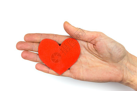 女性手把红纸心脏作为爱的象征图片