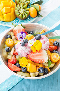 新鲜水果沙拉加一勺冰淇淋食物果味糖果蓝色制品杯子营养浆果陶瓷奇异果图片
