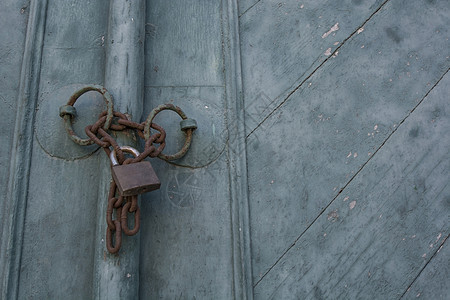 木制门上的旧锁农场挂锁自由闩锁腐蚀警卫枷锁古董禁令氧化图片
