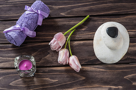 斯帕概念 鲜花 蜡烛和浴浴巾紫色毛巾图片