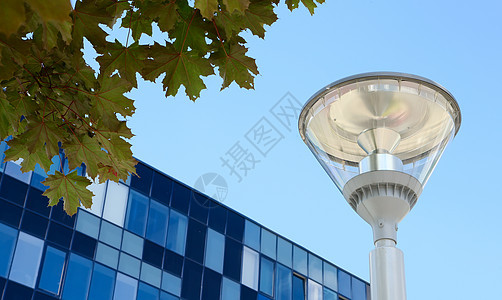 蓝色sk背景下的现代路灯街灯金属技术照明建筑学灯柱活力力量天空邮政图片