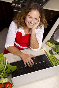 厨房里的女人桌子成人技术房子食物女性蔬菜饮食食谱沙拉图片
