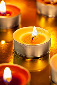 教堂蜡烛黄色火焰红色橙子灰色白色背景图片