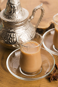 马萨拉沙伊红茶牛奶礼仪泡茶肉桂叶子玻璃杯香料香菜黑色图片